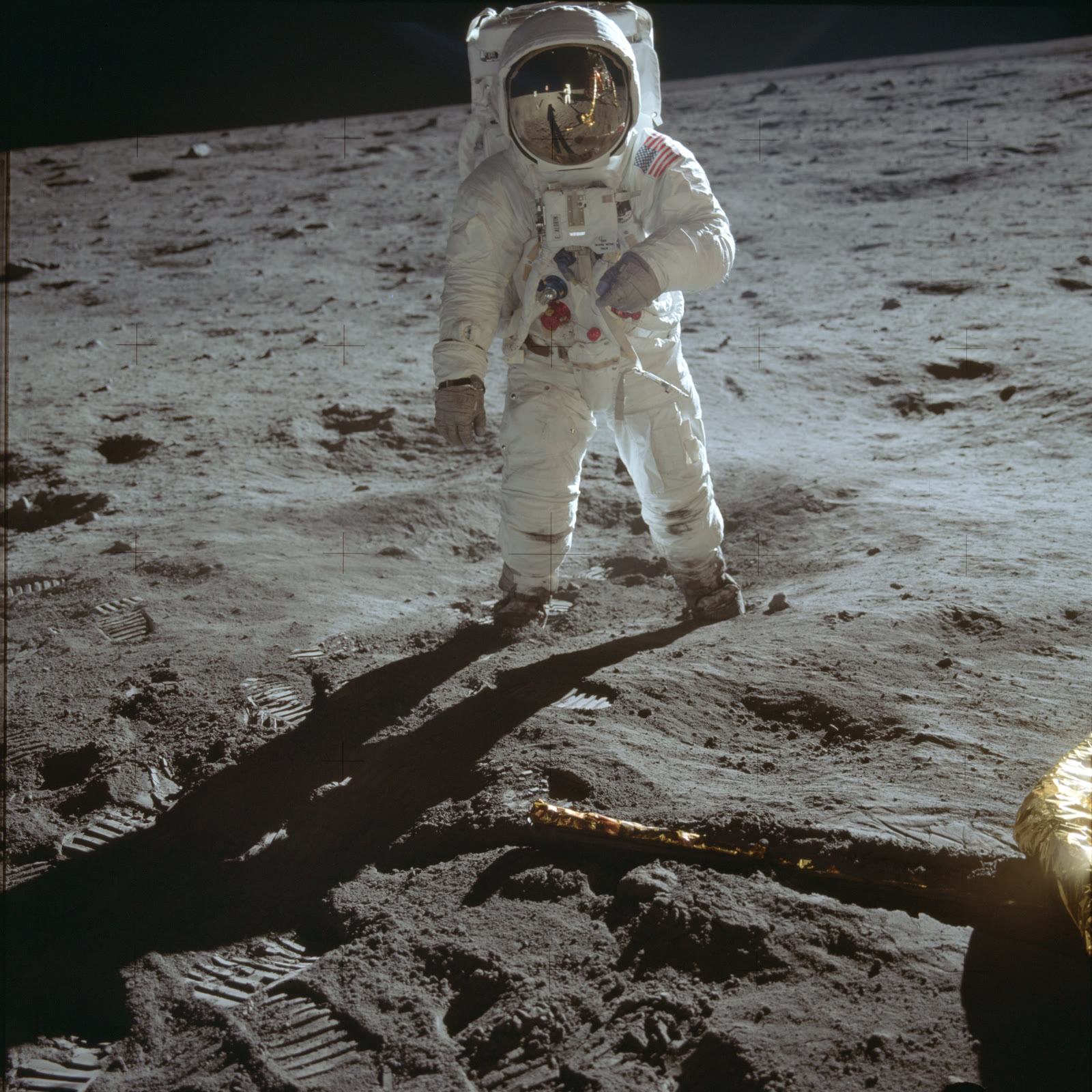 AS11-40-5903, the original photograph